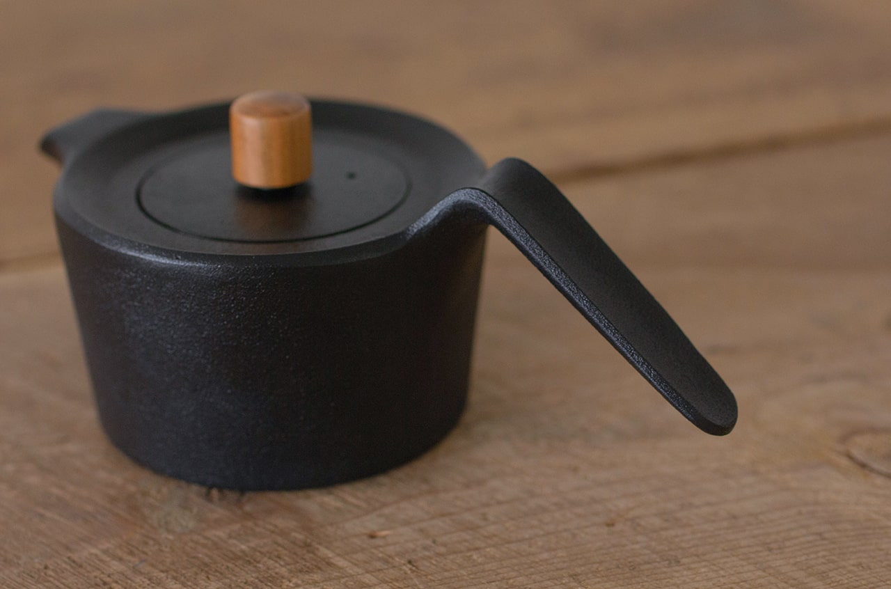 Nambu Tekki Cast Iron Swallow Pot (with Handle Grip)